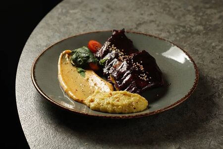 Ребра BBQ с пюре из картофеля и свежим салатом