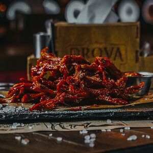 Свиные уши в фирменной глазировке с соусом Дрова