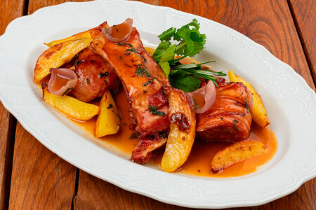 Мясо козленка запеченное с картофелем луком и цедрой лимона