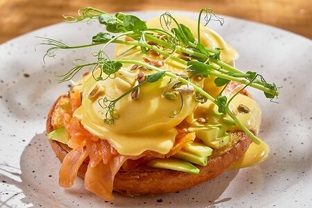 Бенедикт с лососем слабой соли