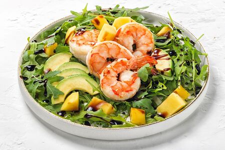 Салат с креветками и манго