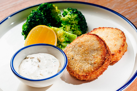 Котлеты из дикого весьегонского судака с брокколи и соусом тартар