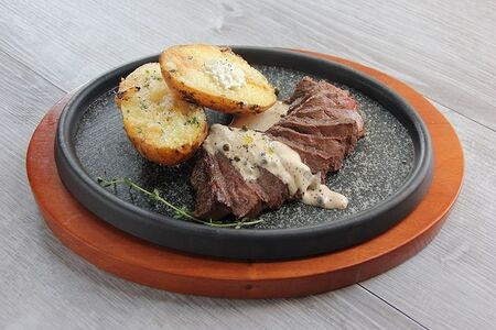Стейк из говядины с печеным картофелем