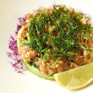 Тартар из лосося с авокадо