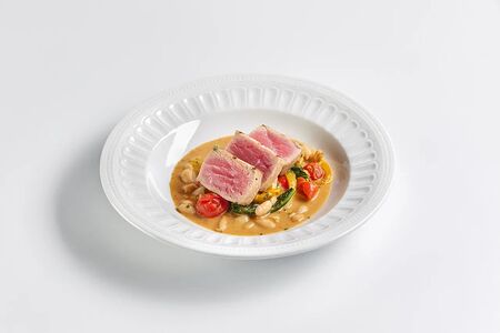 Тунец на гриле с белой фасолью и сладким перцем