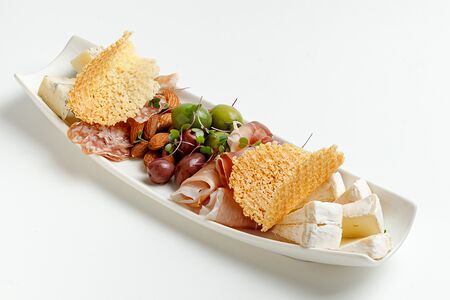 Антипасто (тарелка закусок к вину)