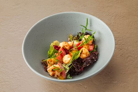 Салат с креветками пармеджано и соусом манго