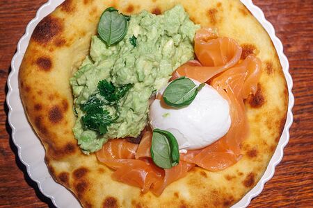 Лепешка с лососем, гуакамоле и пашот