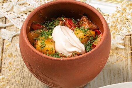 Мясо в горшочке