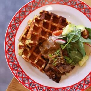 Картофельные вафли с домашней бужениной, яйцом пашот и салатом