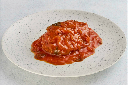 Котлета мясная с томатным соусом