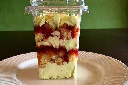 Фисташковый трайфл с малиной