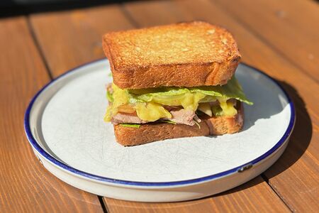 Сэндвич на бриоши с ростбифом и медово-горчичным соусом