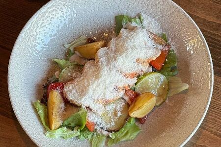 Салат с цыплёнком и печёными овощами