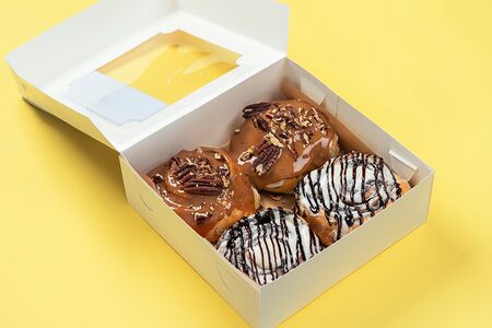 Набор 4 больших (2 с карамелью и пеканом, 2 с шоколадом)