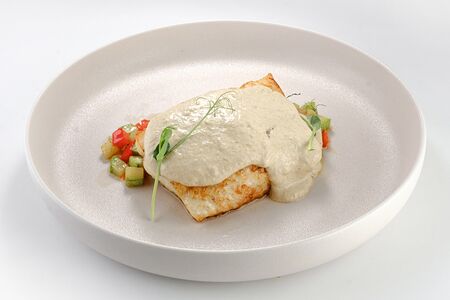 Филе зубатки с овощным рататуем и грибным соусом 