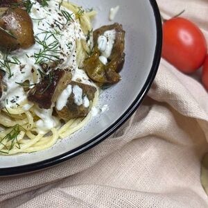 Паста с курицей и ароматными белыми грибами в сливках