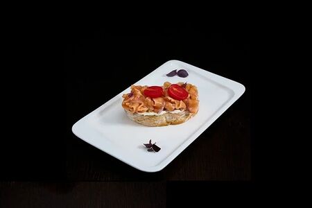 Брускетта с лососем