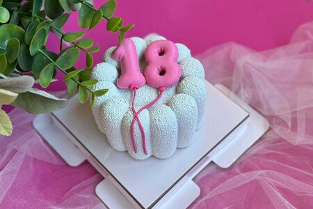 Муссовый бенто-торт с цифрами шариками