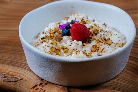 Рисовая каша с сезонными ягодами