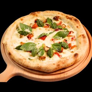 Пицца с курицей и печеным перцем