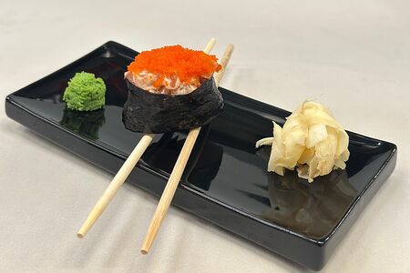 Гункан с лососем