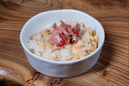 Рагу из белой фасоли с голландским соусом, пармской ветчиной и чоризо