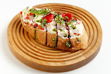 Брускетты со страчателлой и запеченным перцем