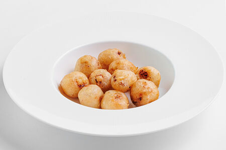 Пончики с морепродуктами и айоли из манго