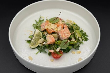 Теплый салат с лососем