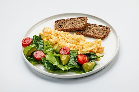 Скрембл с авокадо, черри и шпинатом