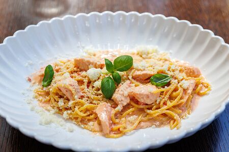 Спагетти с лососем в сливочном соусе