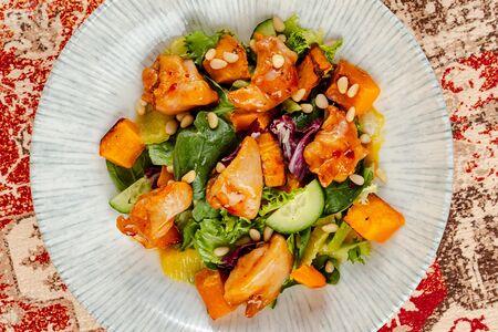 Салат с печеной тыквой и хрустящим куриным бедром