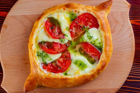 Хачапури с томатами и соусом песто