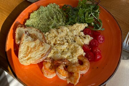 Скрембл с авокадо и креветками 