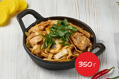 Удон с курицей и соусом кимчи