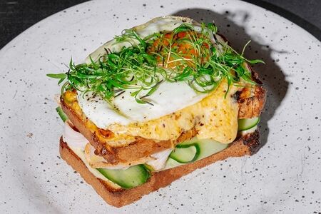 Крок мадам на бриоши с индейкой су-вид и микс-салатом