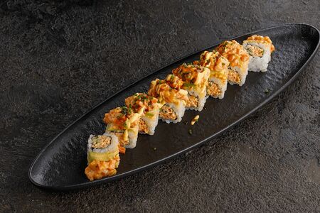 Опаленный лосось-манго-острый краб 