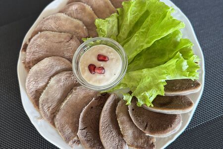 Язык отварной с хреном