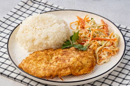 Куриная грудка в сыре с рисом и салат Весенний