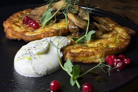 Драники из кабачков с копченой сметаной