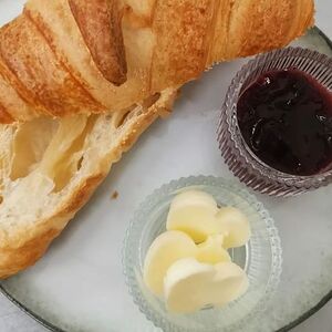Круассан с маслом и джемом
