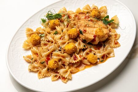 Фарфалле в соусе на основе из белого вина с баттерфиш и попкорном из сыра феты 