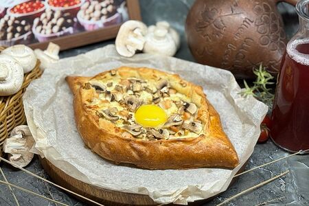 Хачапури по-аджарски с курицей и грибами