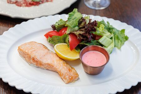 Стейк лосося, сливочный соус