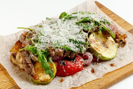 Тальятта из стриплойна с овощами на гриле