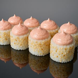 Ролл с оригинальным соусом, креветкой и авокадо