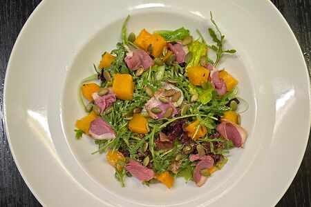 Салат с запеченной тыквой и утиной грудкой