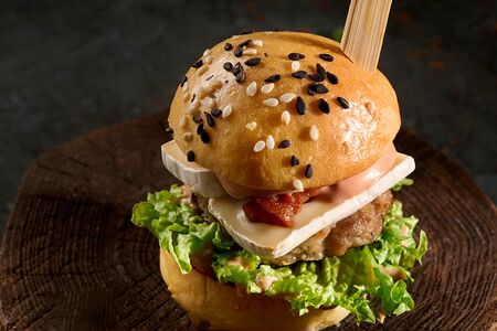 10 мини-бургеров с говядиной, хрустящим криспи беконом и сыром камамбер под вишневым соусом