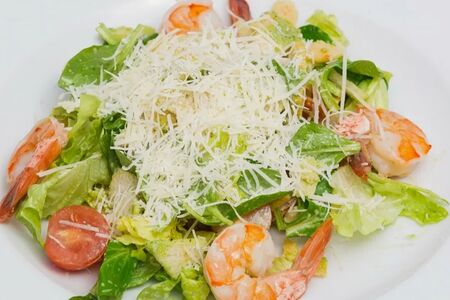 Салат Цезарь с креветками